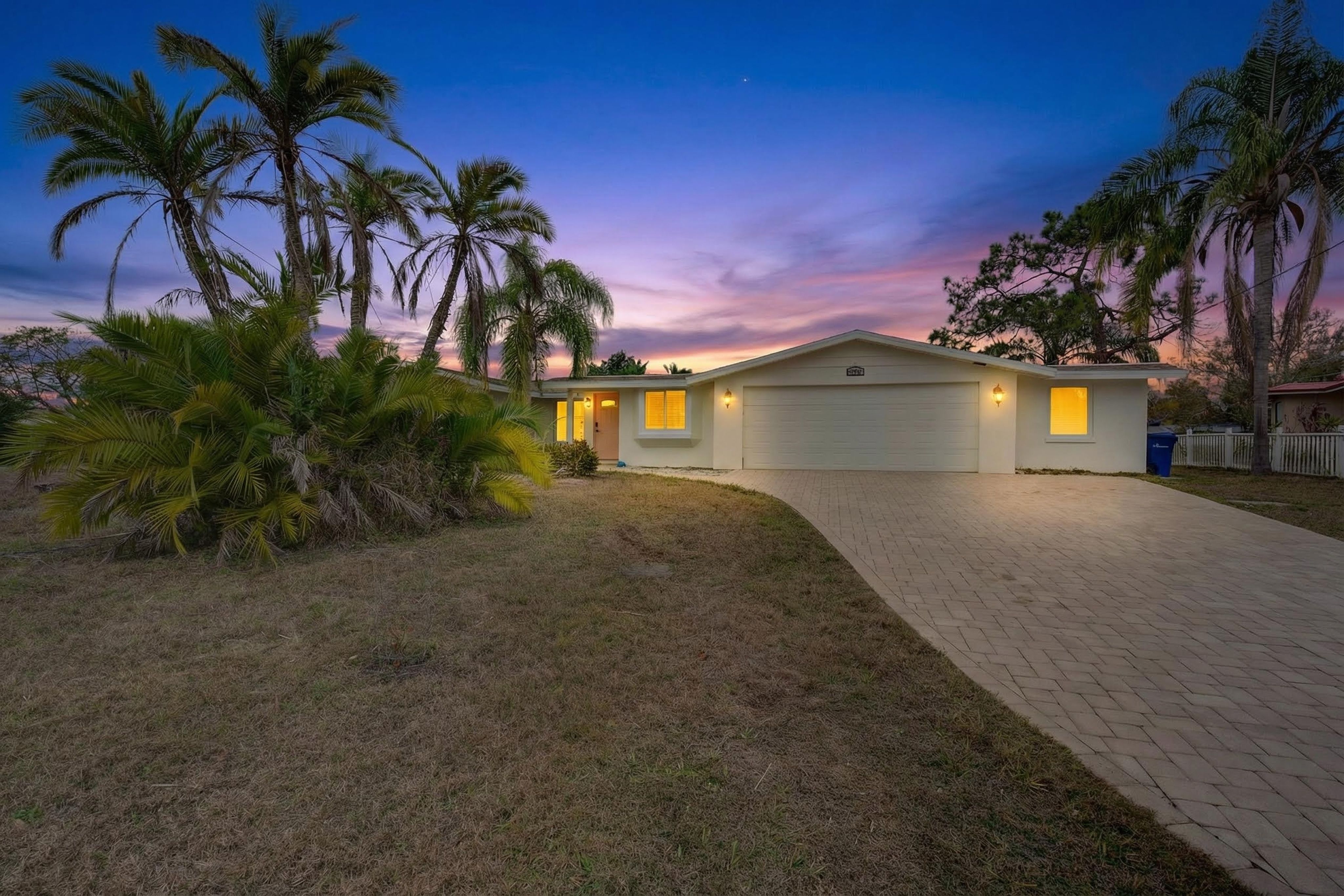 Sarasota House: 700 W Lake Cir