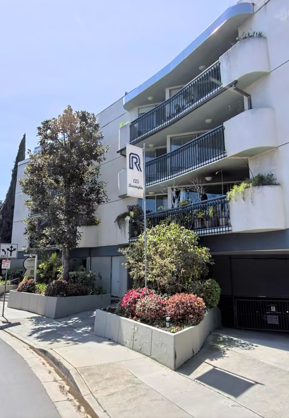 Los Angeles Apartment: 125 N Barrington Ave