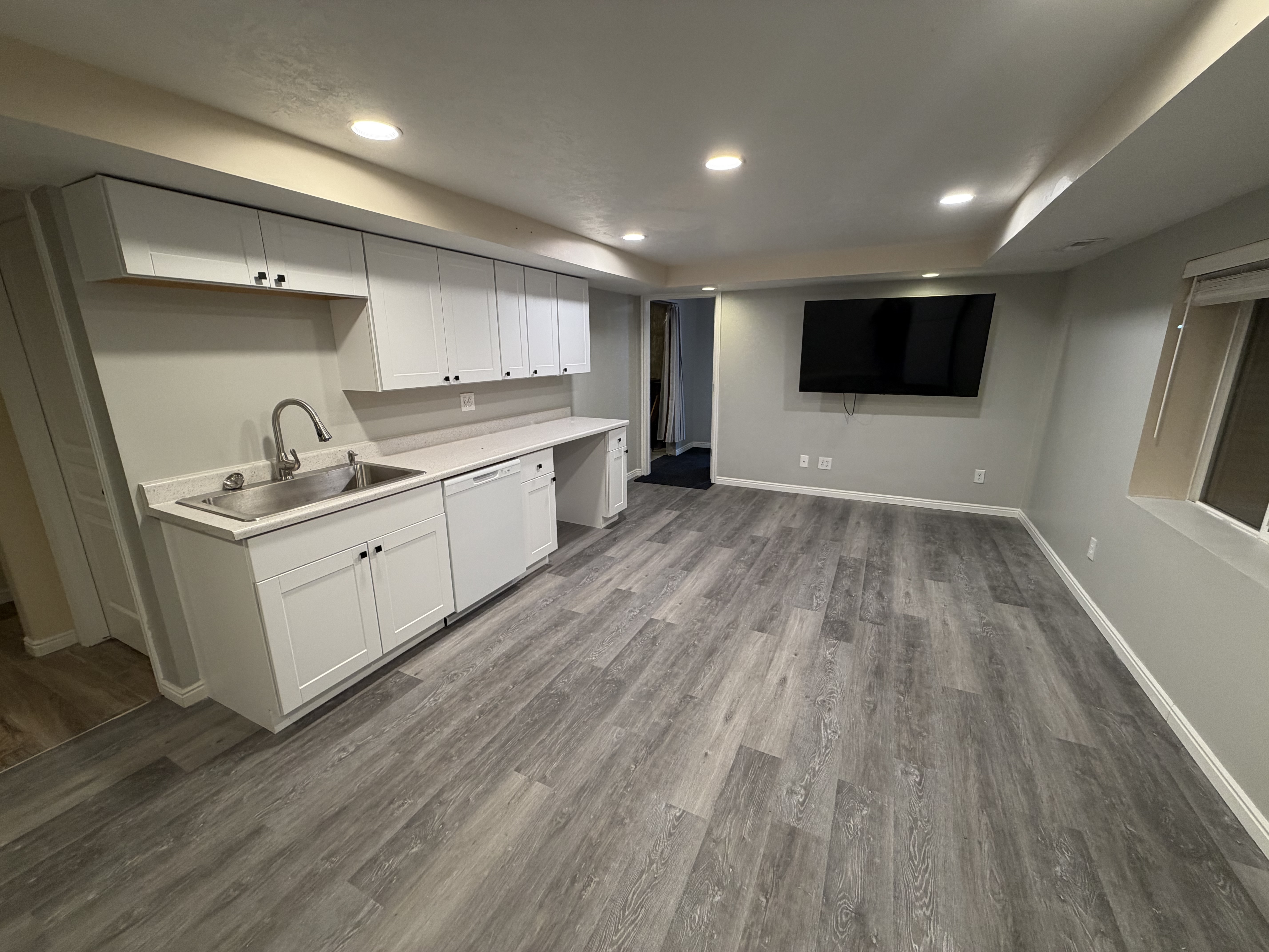 Sandy In-Law/Basement: 1891 E Fall View Dr