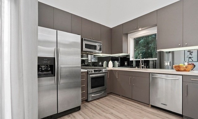 Los Angeles Apartment: 7062 Hawthorn Ave