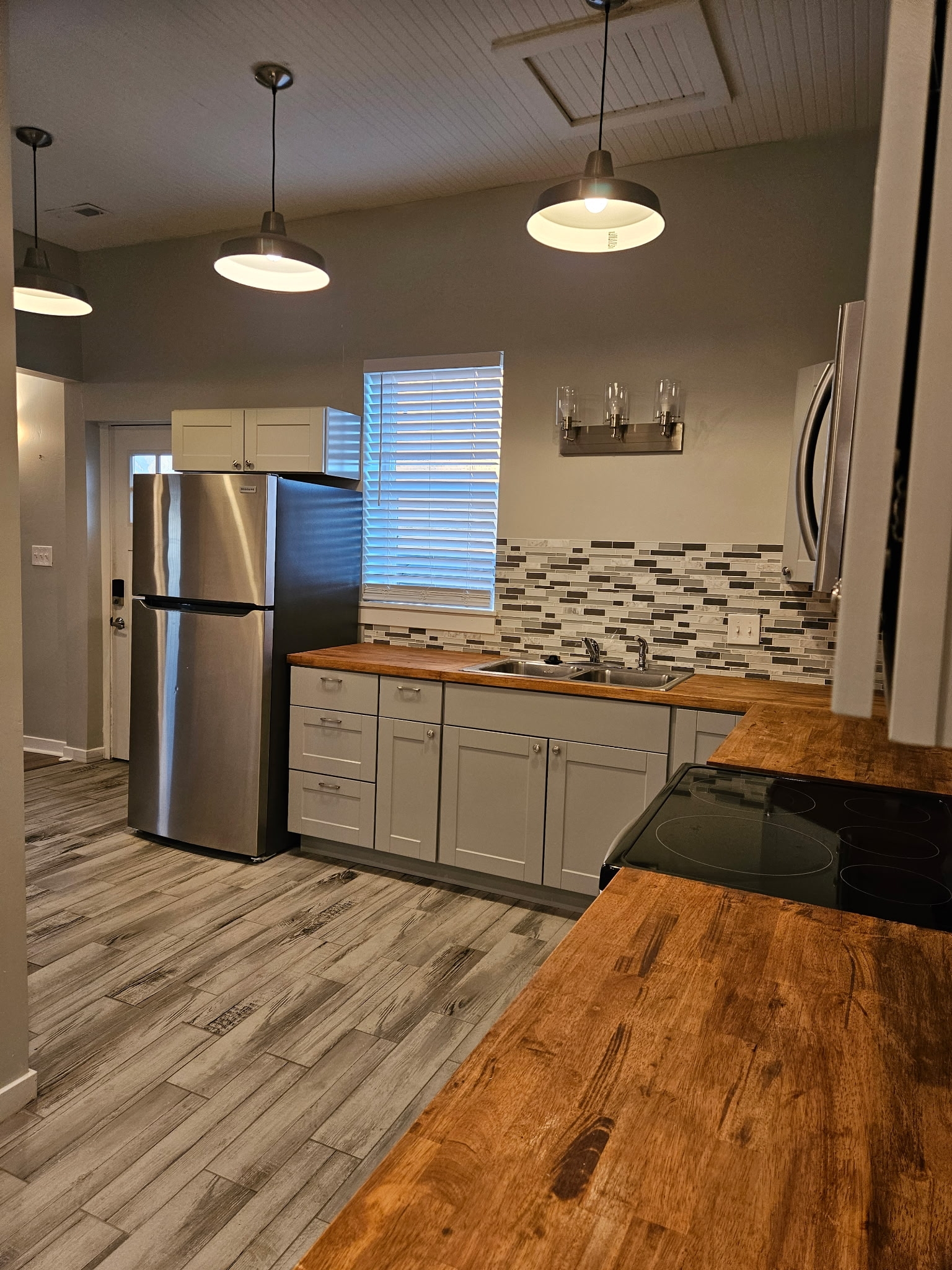 Corinne Apartment: 4075 W Montana St