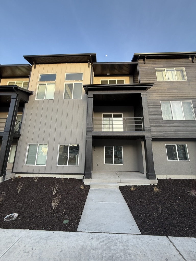 American Fork Townhome: 515 S 800 W