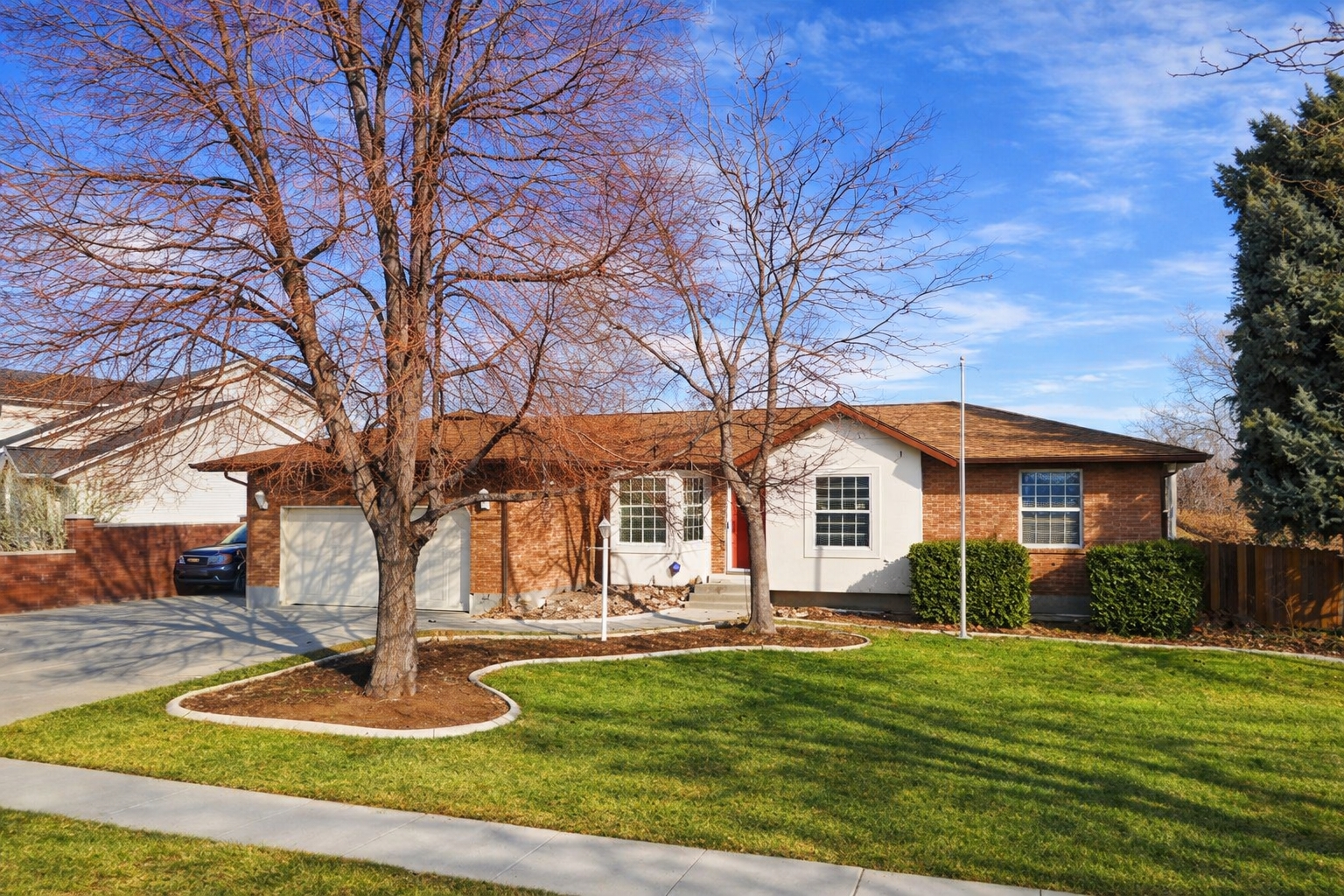 South Jordan House: 10005 S Birnam Woods Way