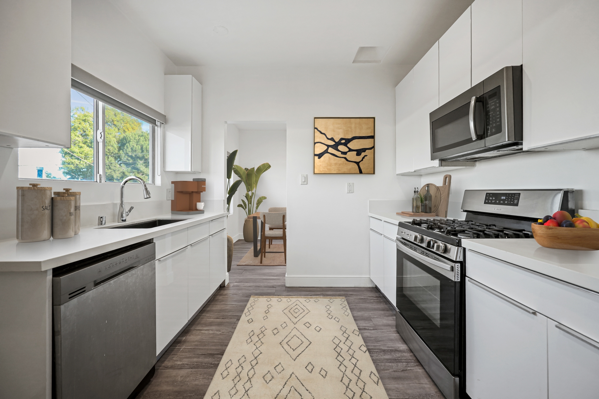 Los Angeles Apartment: 627 Brittania St