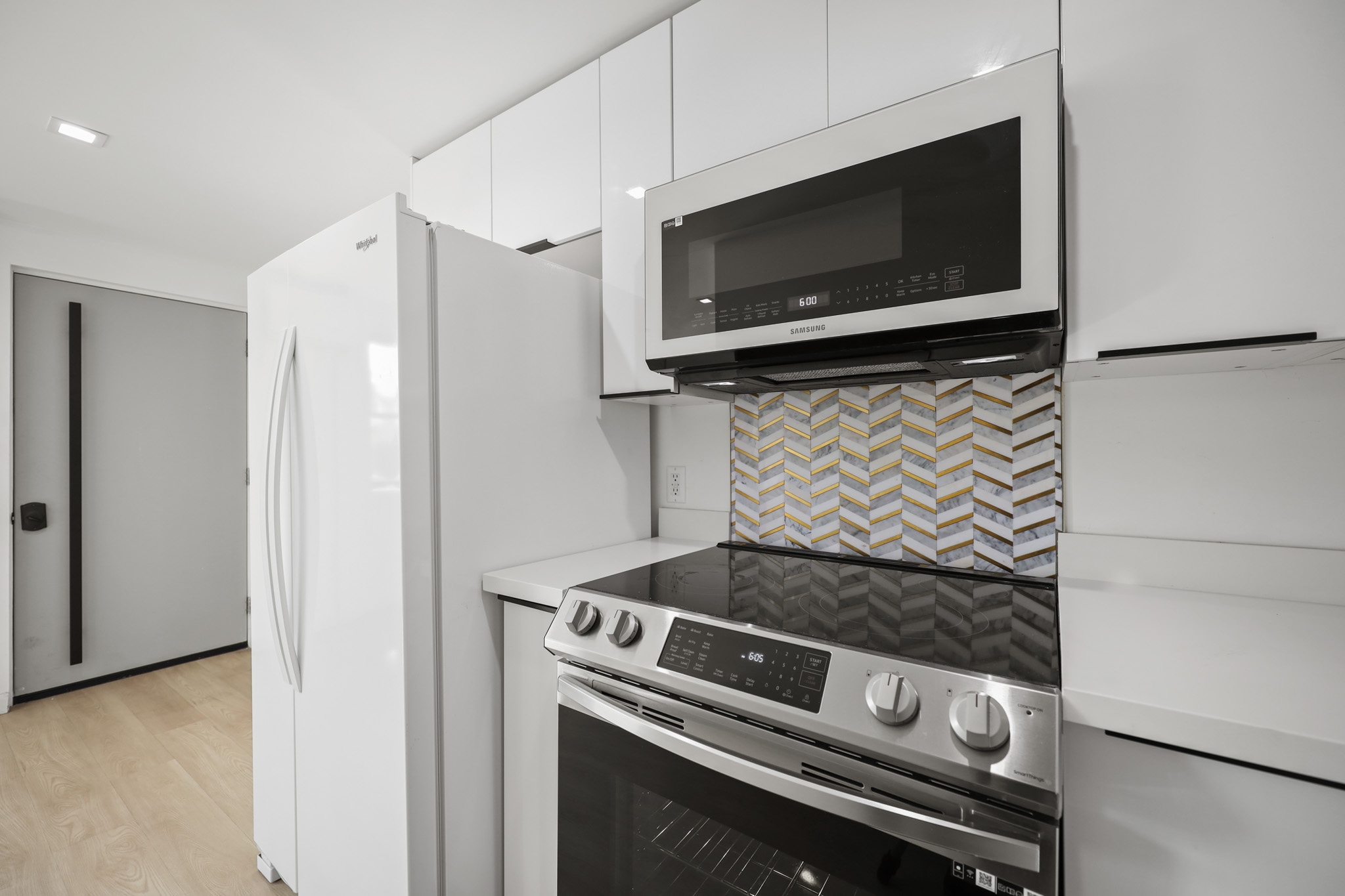 Los Angeles Apartment: 1139 Bellevue Ave