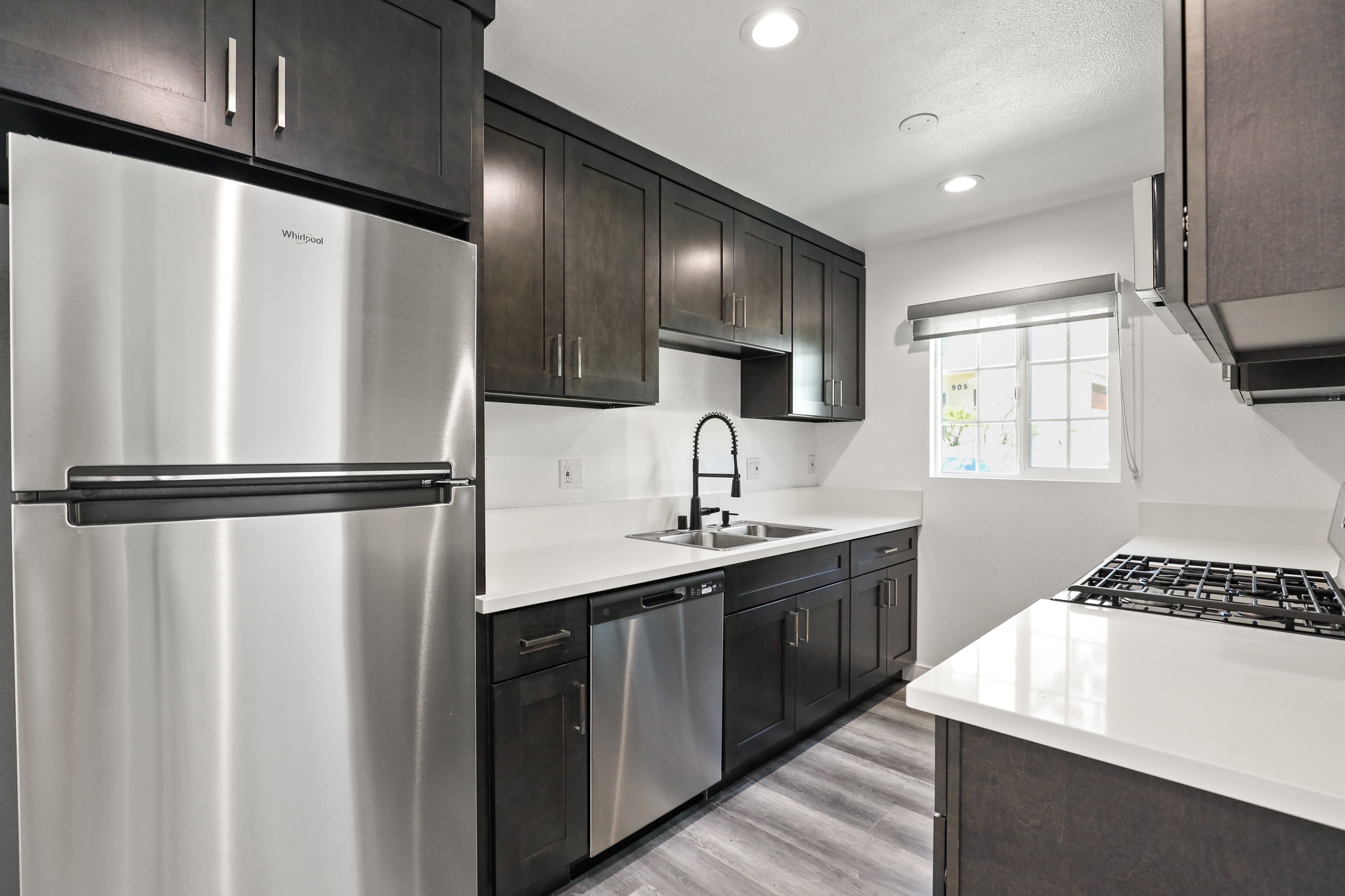 Los Angeles Apartment: 900 W College St