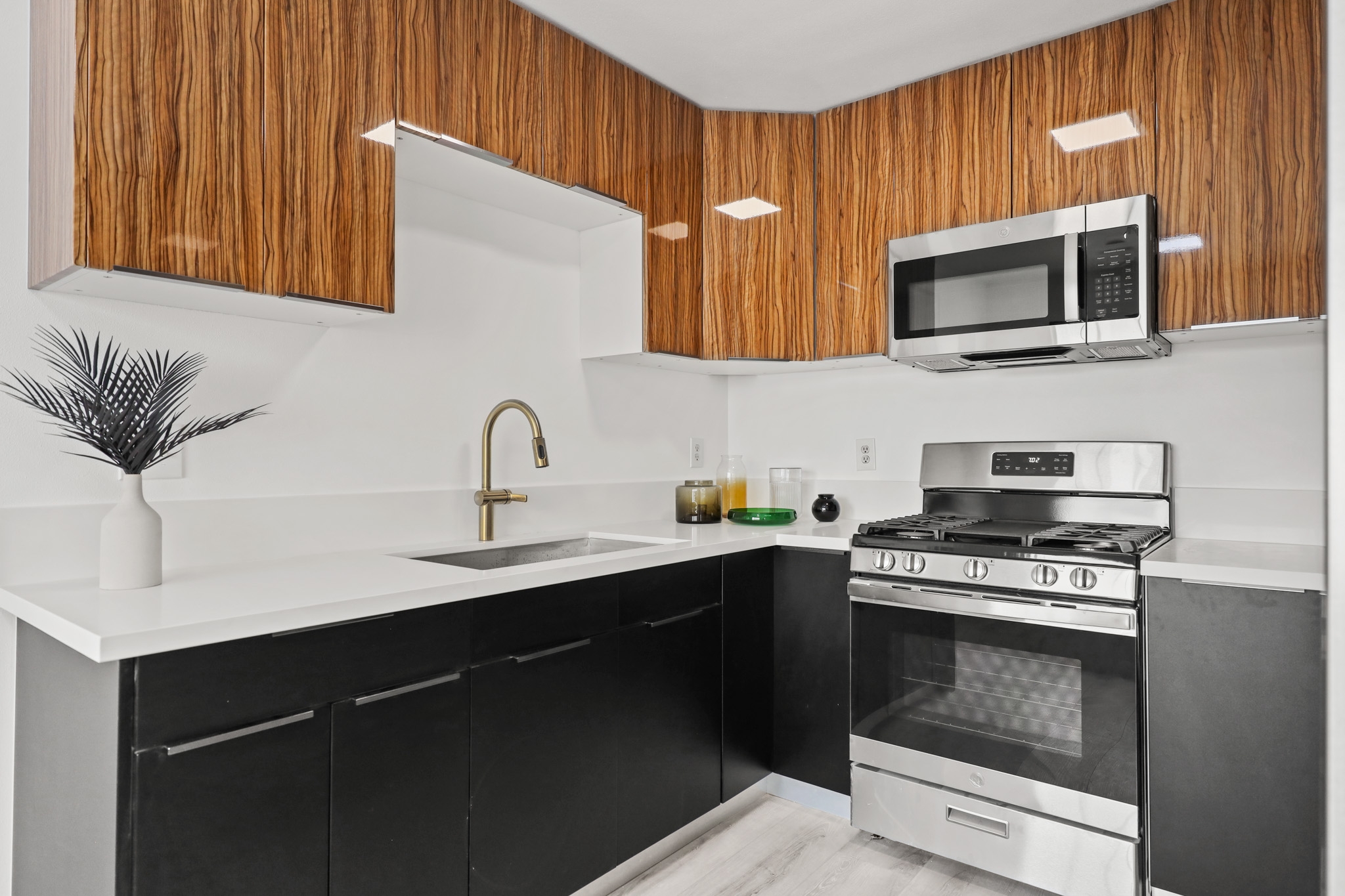 Los Angeles Apartment: 920 Everett St