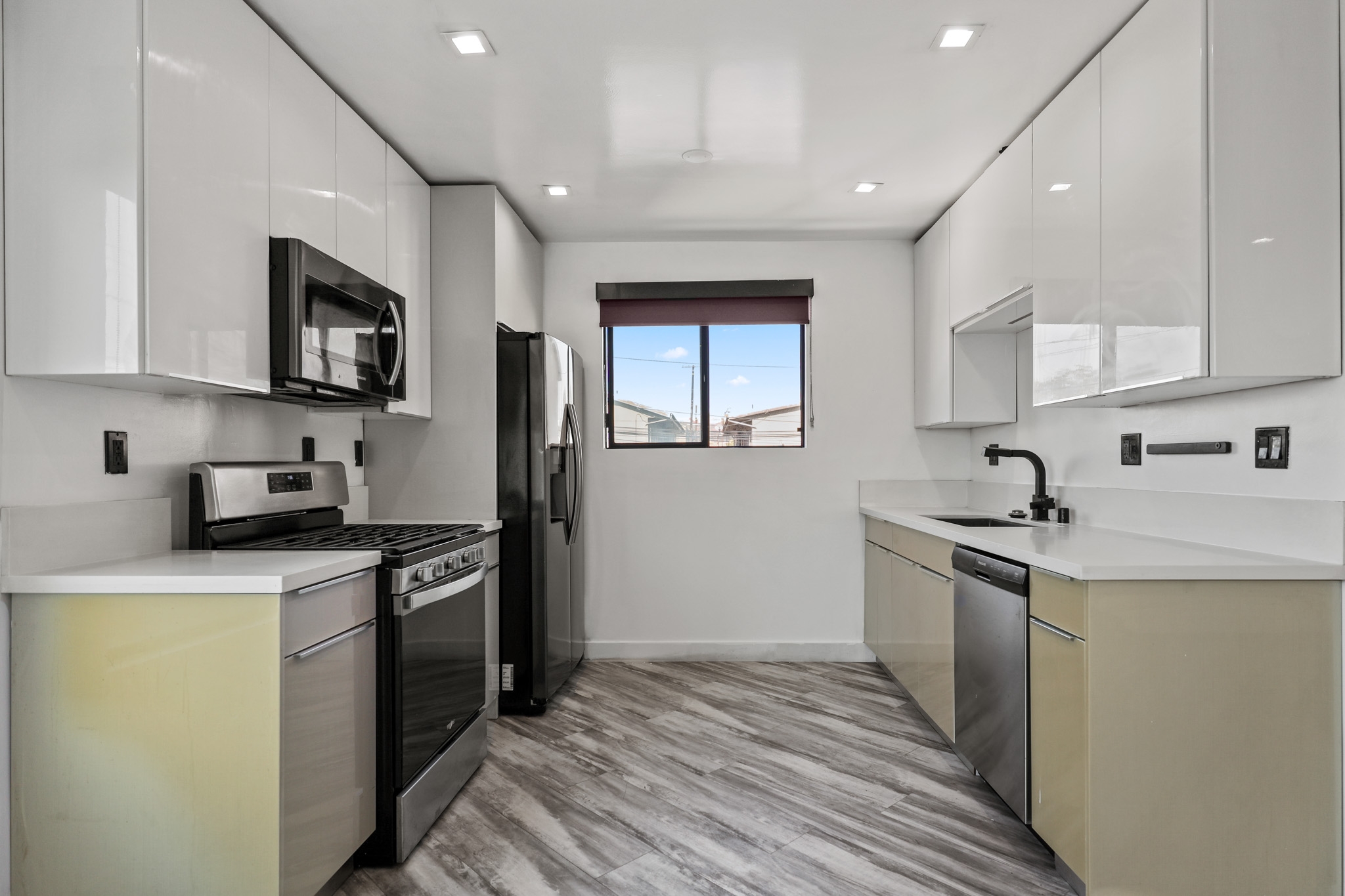 Los Angeles Apartment: 5667 La Mirada Ave