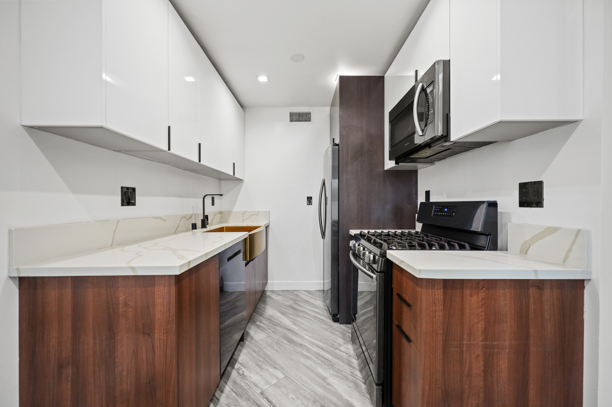 Los Angeles Apartment: 230 S Carondelet St