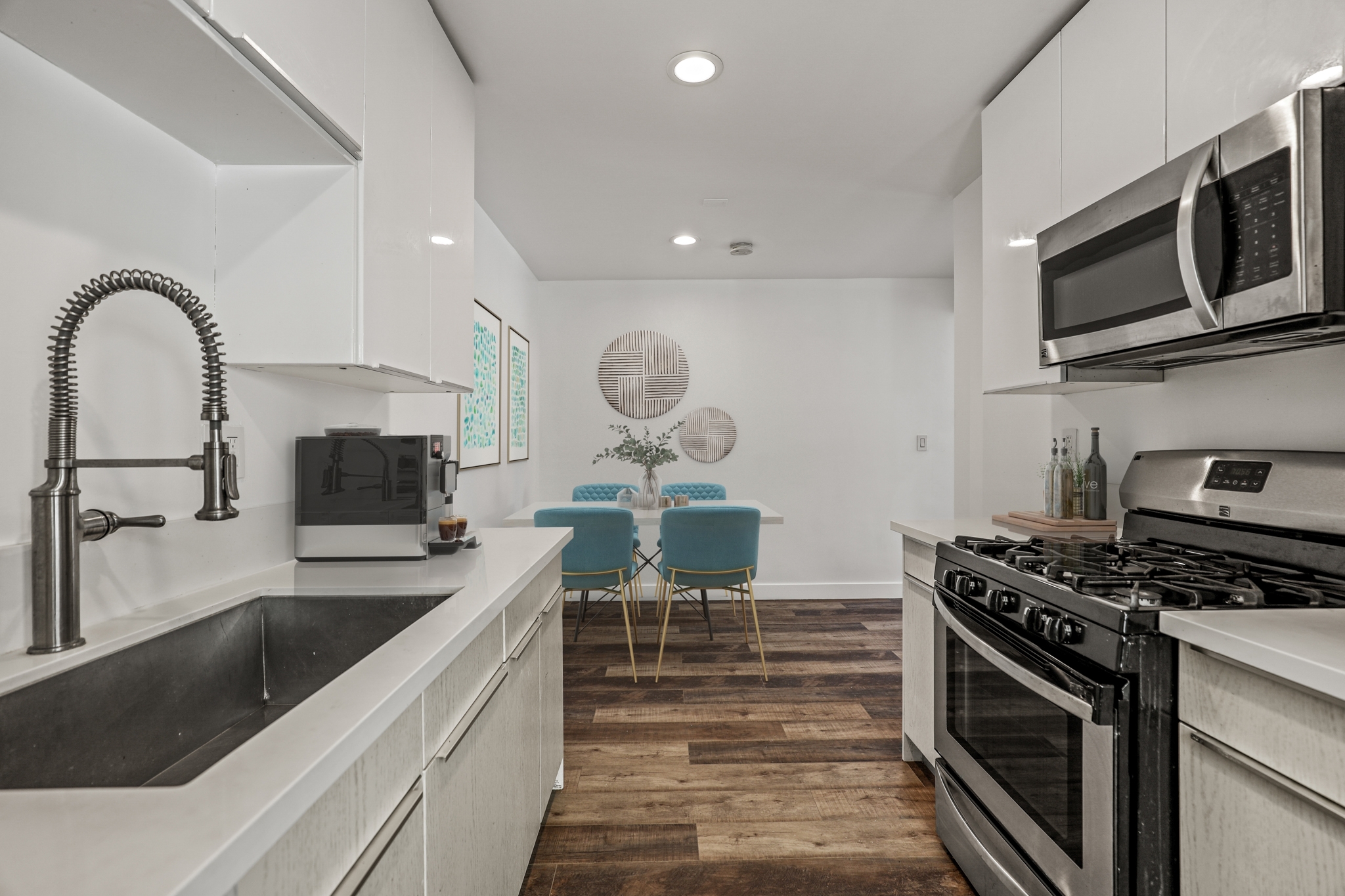 Los Angeles Apartment: 2730 Raymond Ave