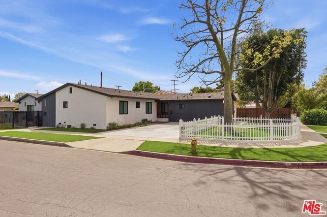 Reseda House: 6724 Hesperia Ave