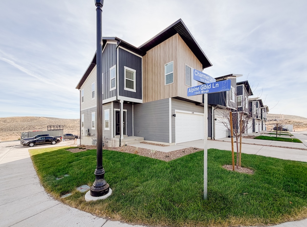 Saratoga Springs Townhome: 1589 W Charmer Ln