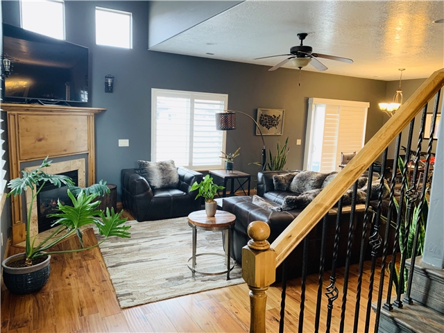 Vineyard Townhome: 853 S Pheasant Run