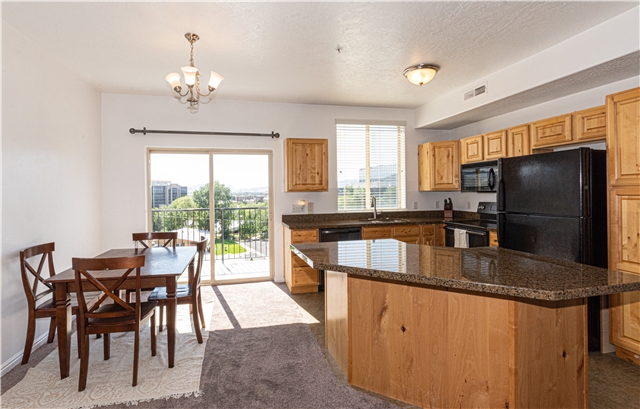 Sandy Condo: 180 Albion Village Way
