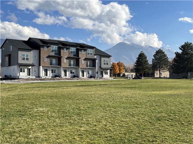 Tooele Townhome: 405 N 340 W