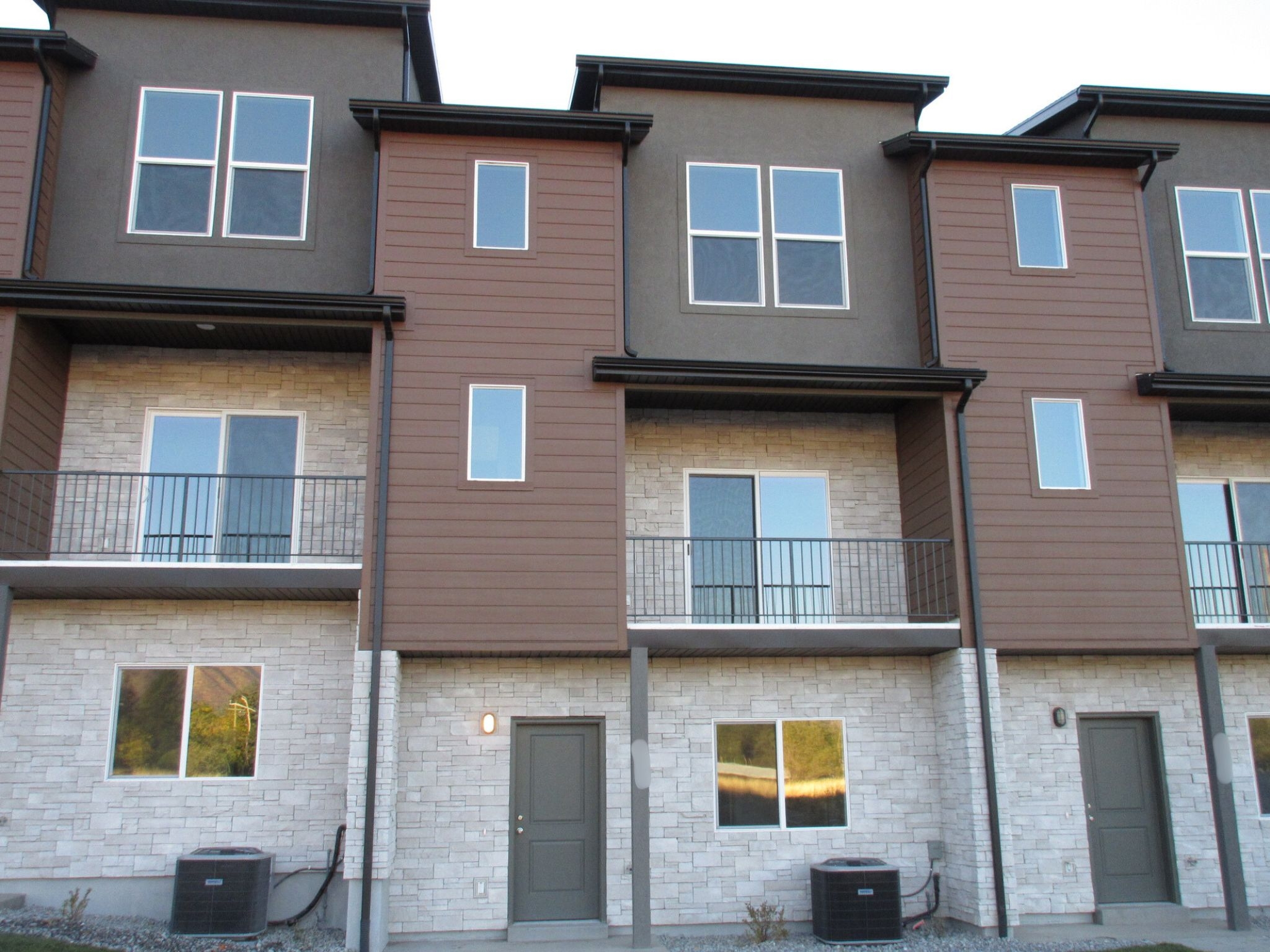 Tooele Townhome: 411 N 300 W