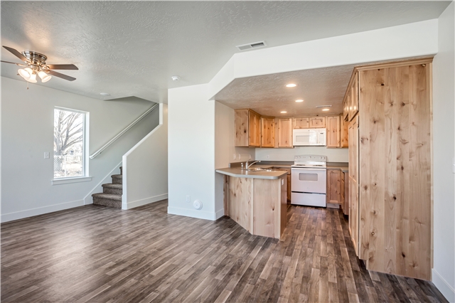 Midvale Townhome: 834 W Lennox St