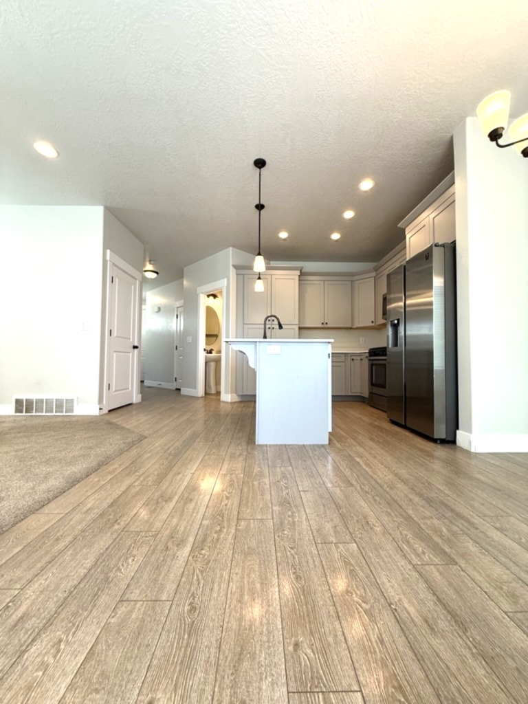 Vineyard Townhome: 213 W Whitewater Dr