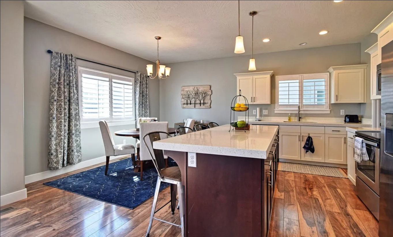 Eagle Mountain House: 7478 N Hutch Ln