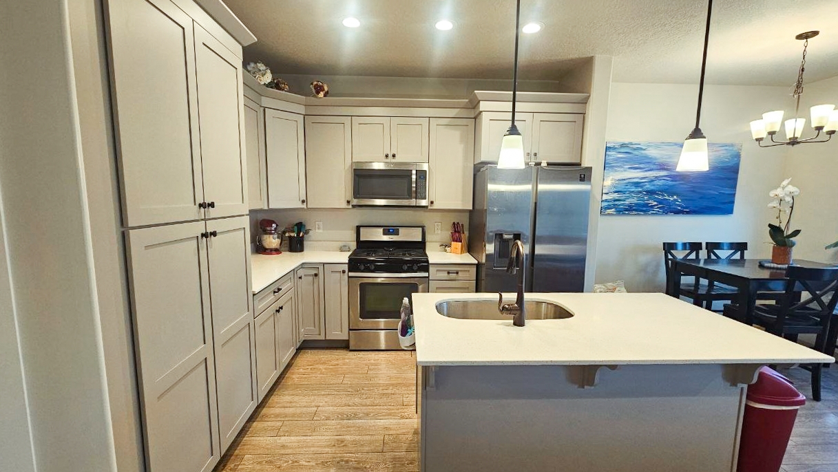 Vineyard Townhome: 213 W Whitewater Dr