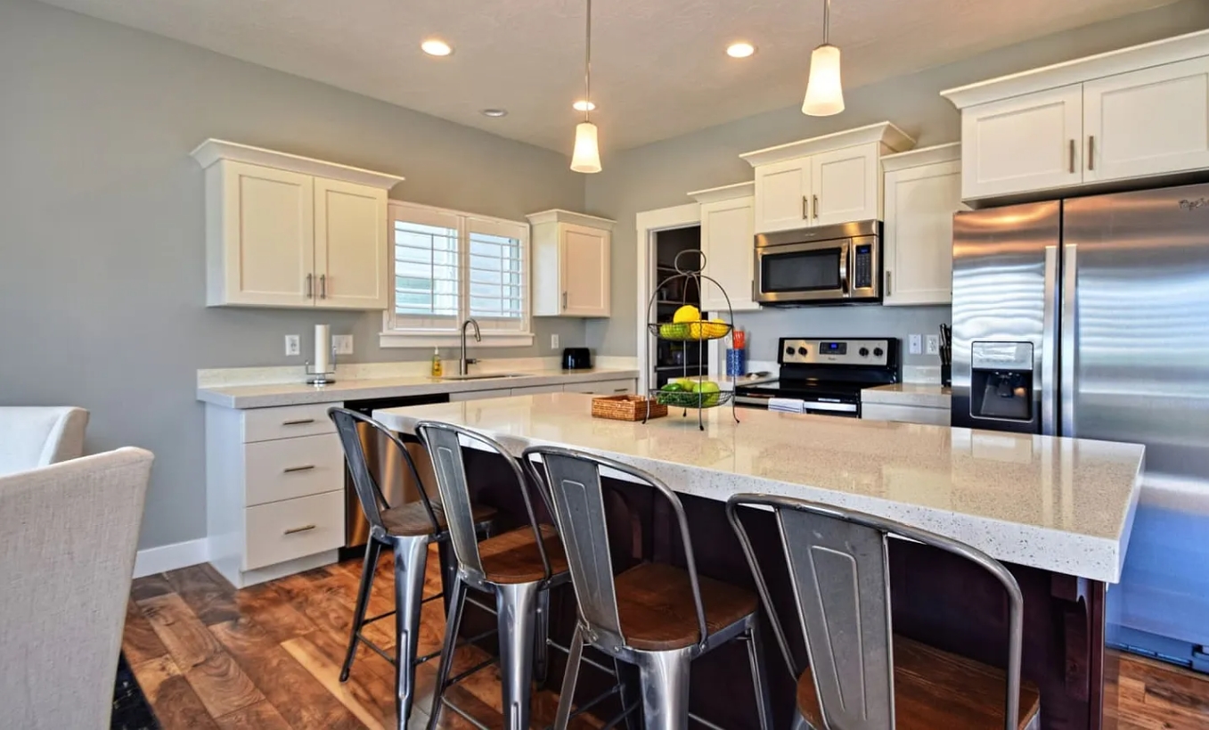 Eagle Mountain House: 7478 N Hutch Ln