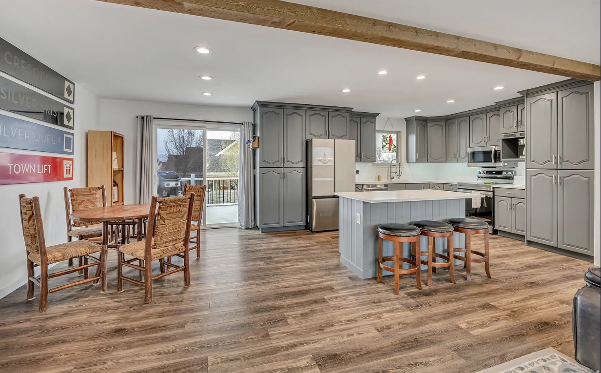 Sandy House: 9218 S Laura Anne Way