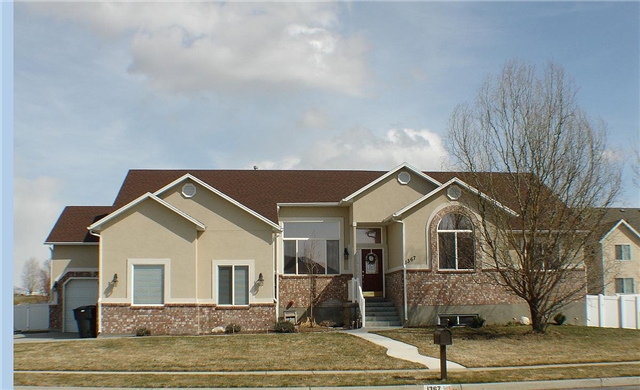 Syracuse House: 1367 Gleneagles Dr