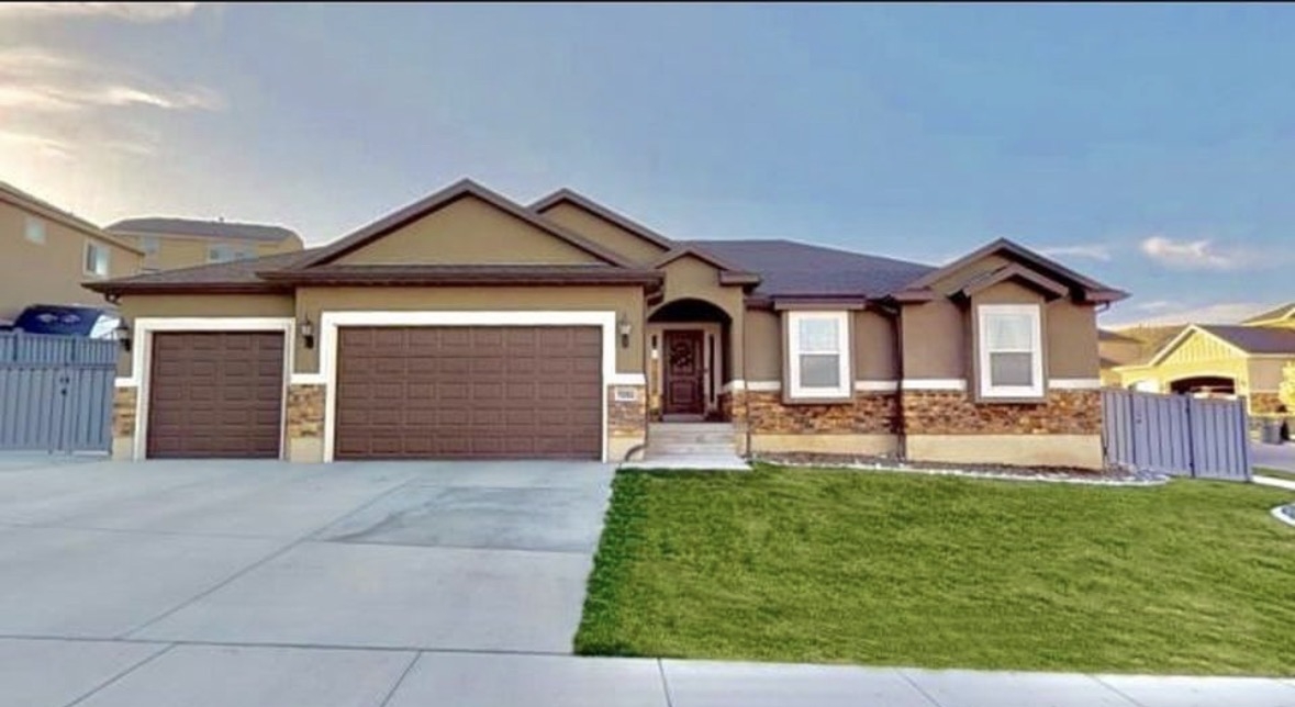 Eagle Mountain House: 7081 N Hollow View Ct
