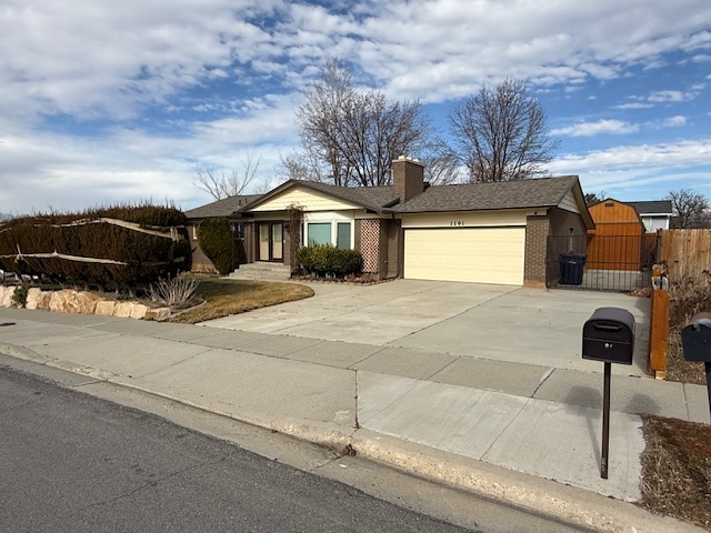 Sandy House: 1191 E Cedar View Dr