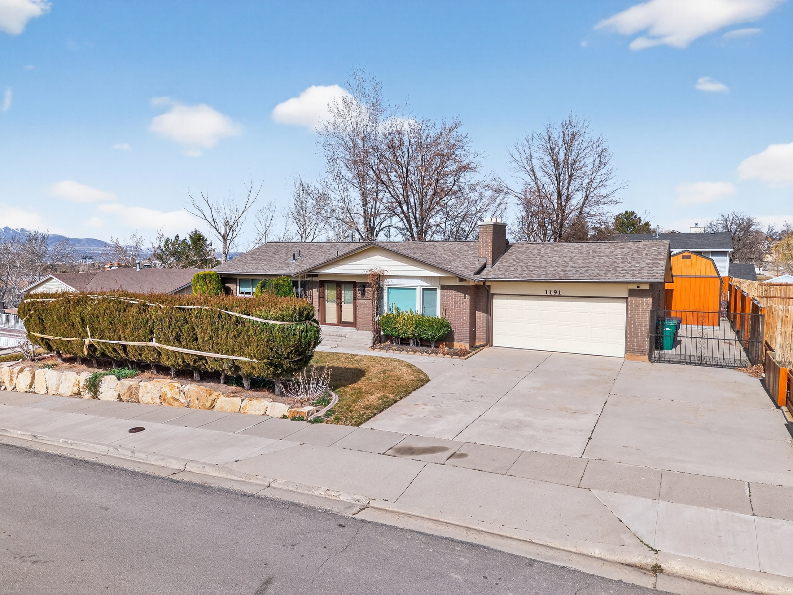 Sandy House: 1191 E Cedar View Dr