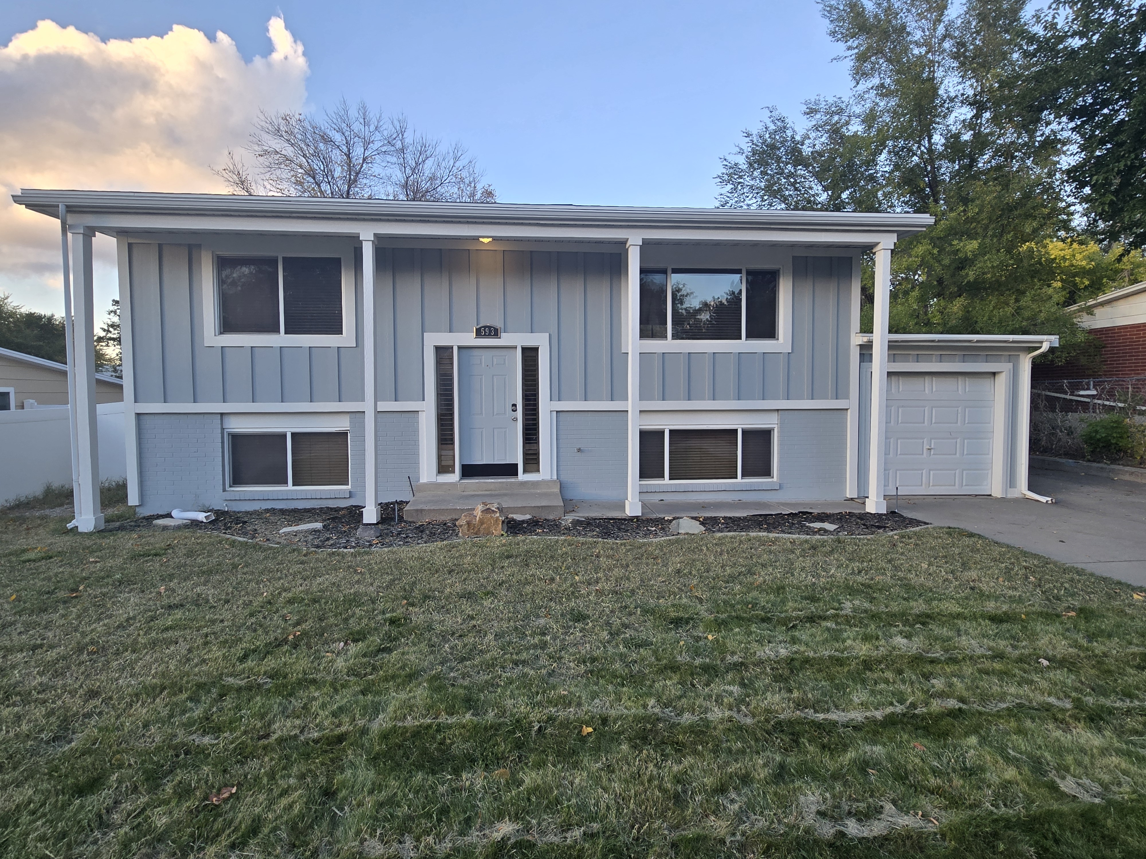 Sandy House: 593 E Pali St