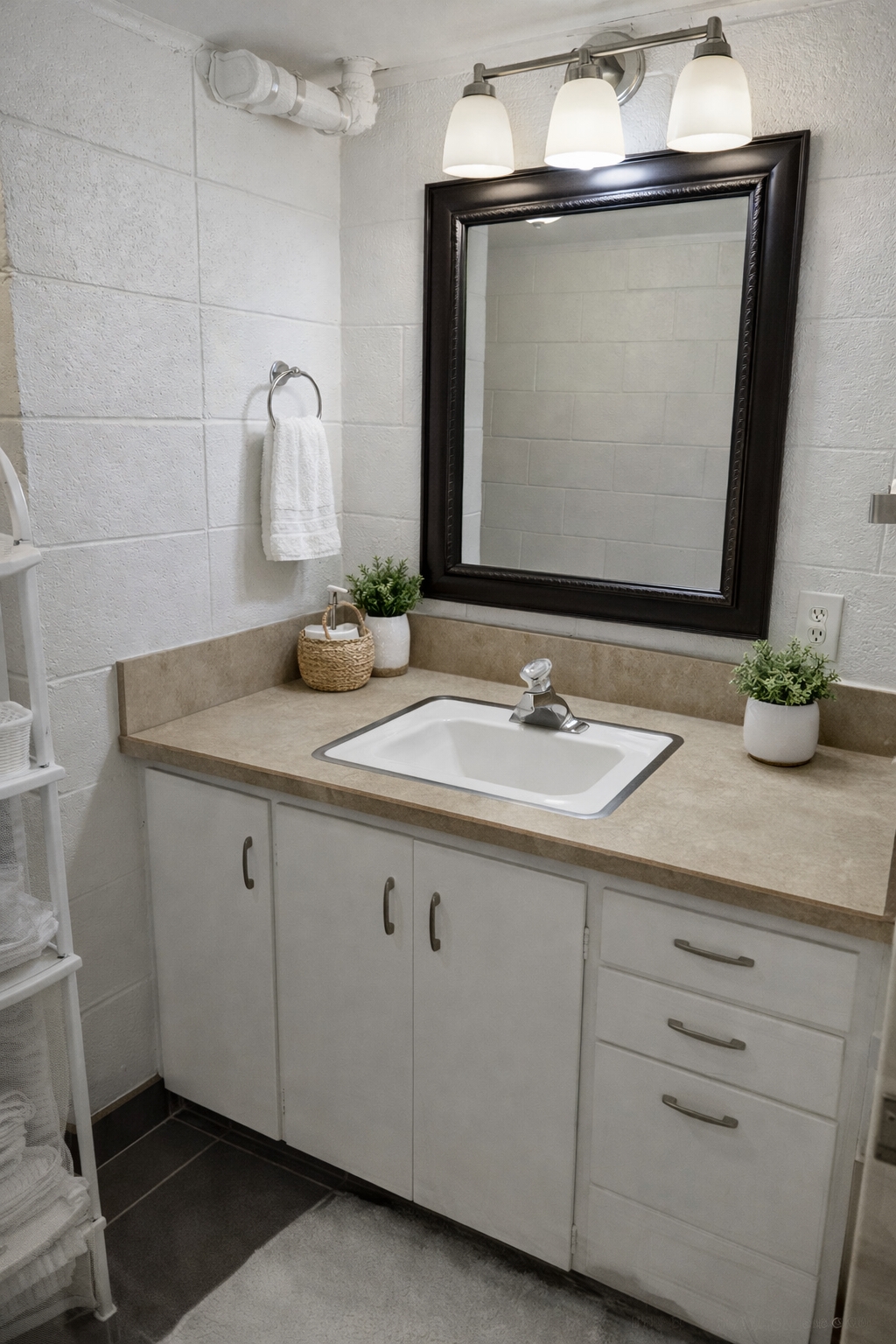 Hyde Park Apartment: 94 S 400 E