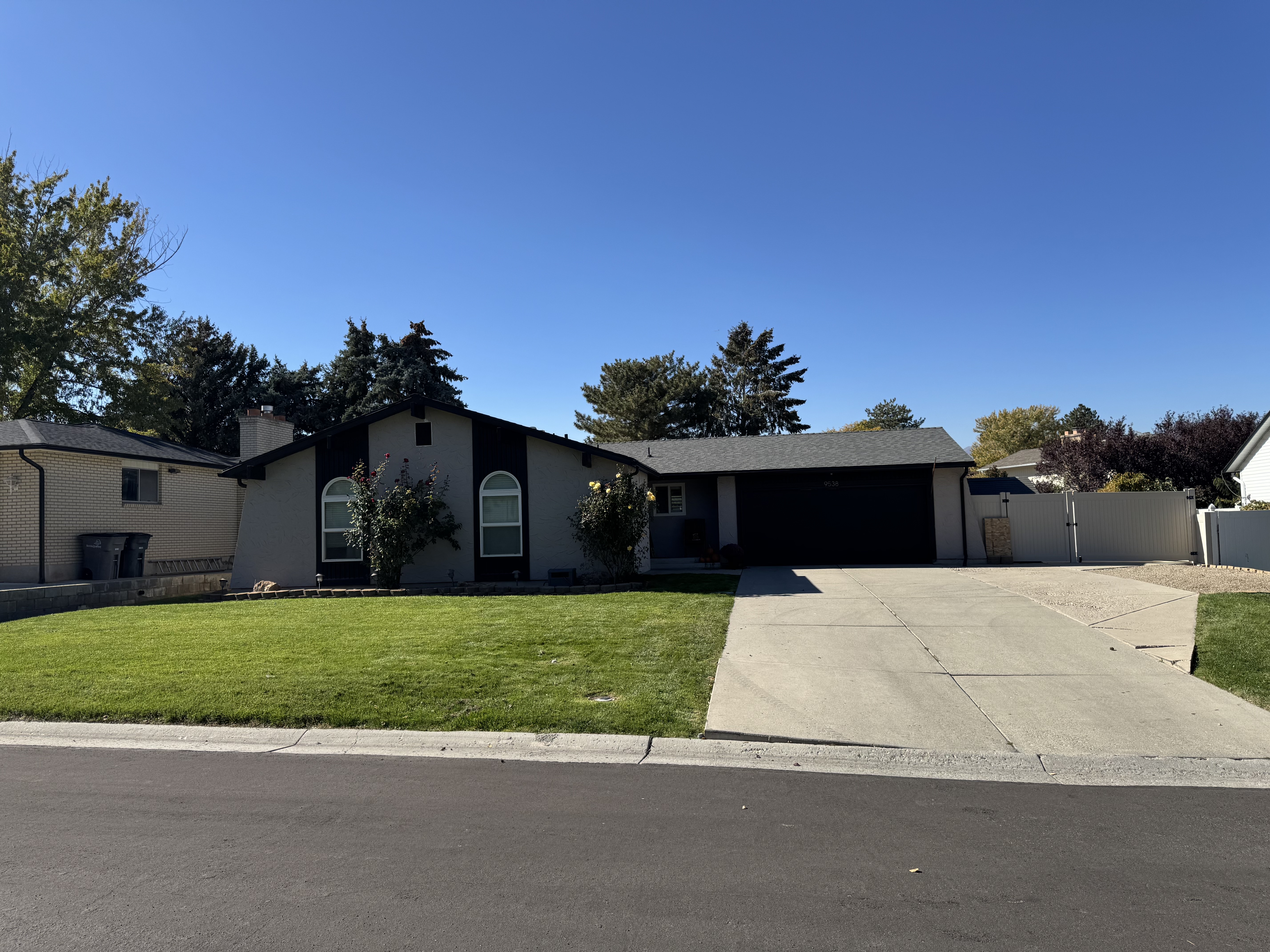 South Jordan House: 9538 S Kilmuir Cir
