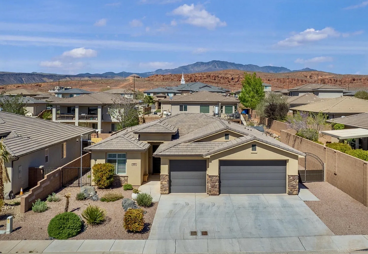 Washington House: 529 E Dry Springs Ln