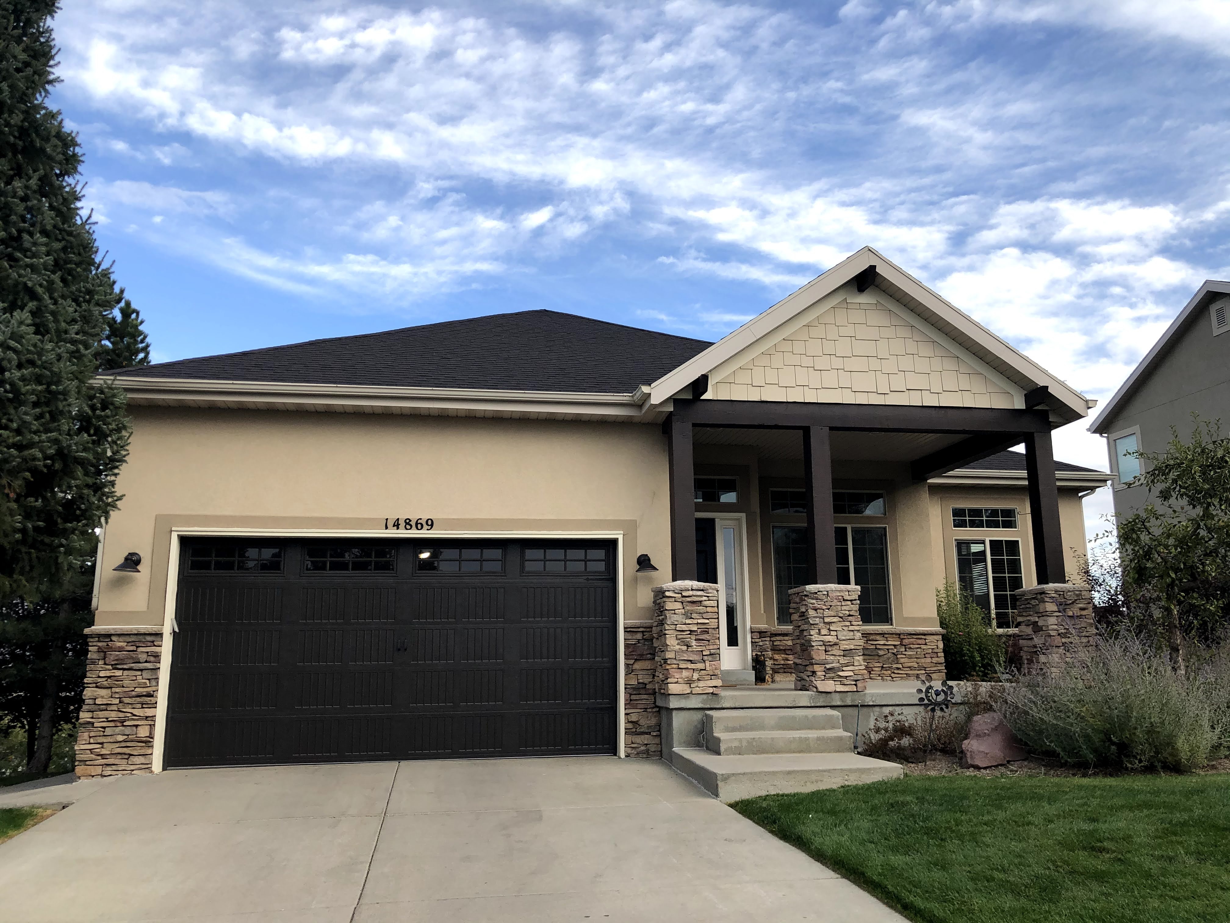 Draper House: 14869 S Village Crest Dr