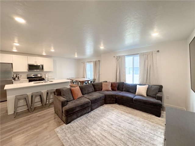 Saratoga Springs Single Room: 517 N Helmsman Ln