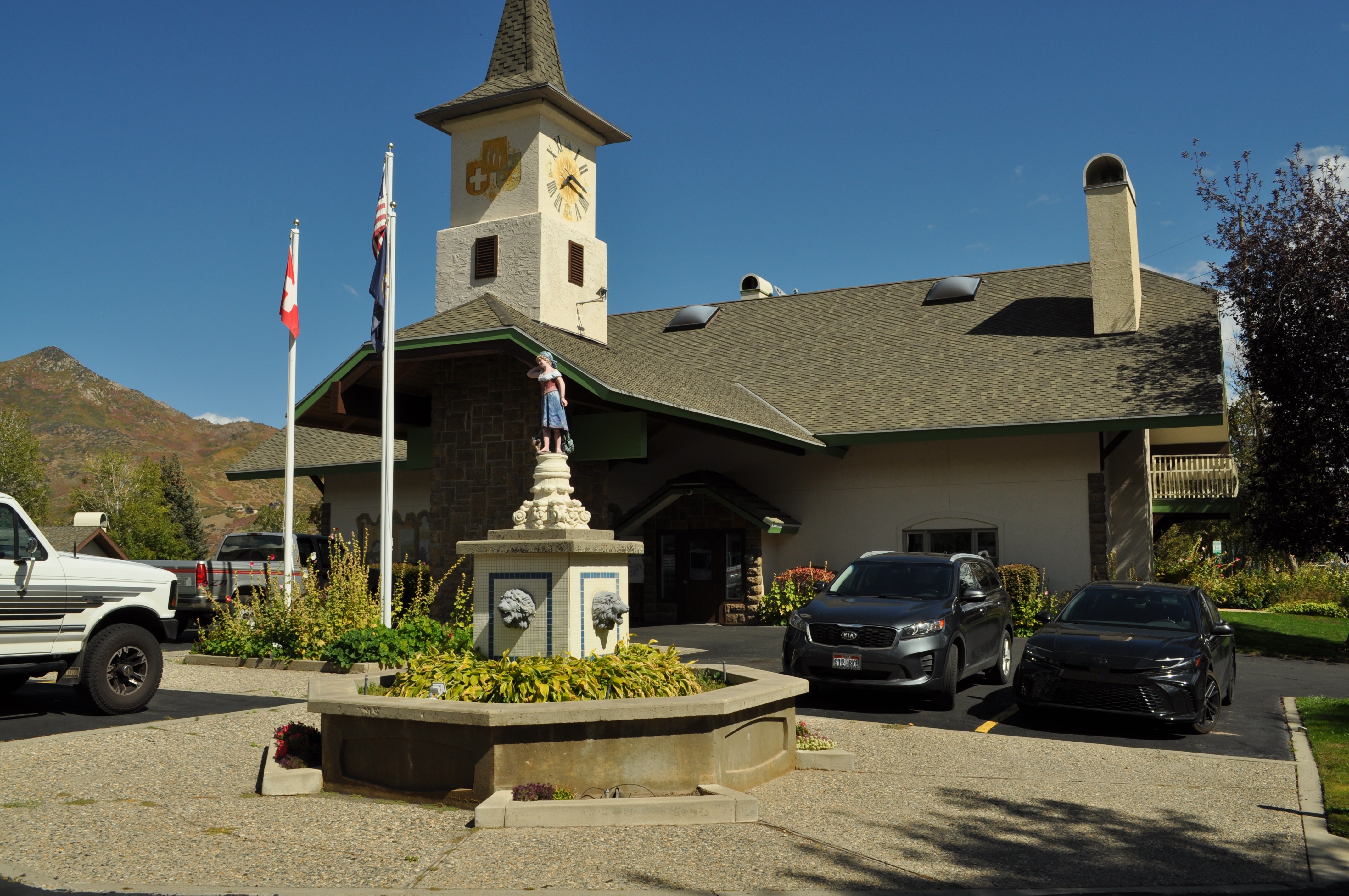 Midway Condo: 1041 W Grindelwald Ct