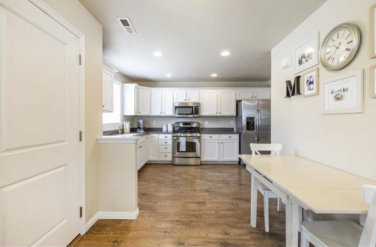 Centerville House: 692 W Chase Ln