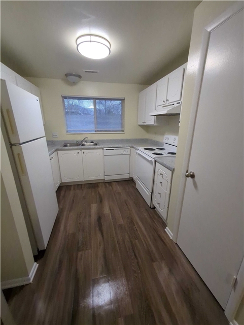 Murray Apartment: 76 W Lester Ave