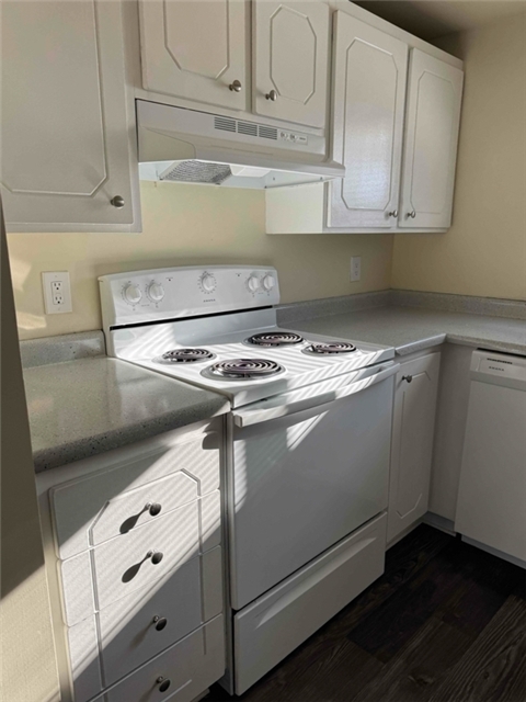 Murray Apartment: 76 W Lester Ave