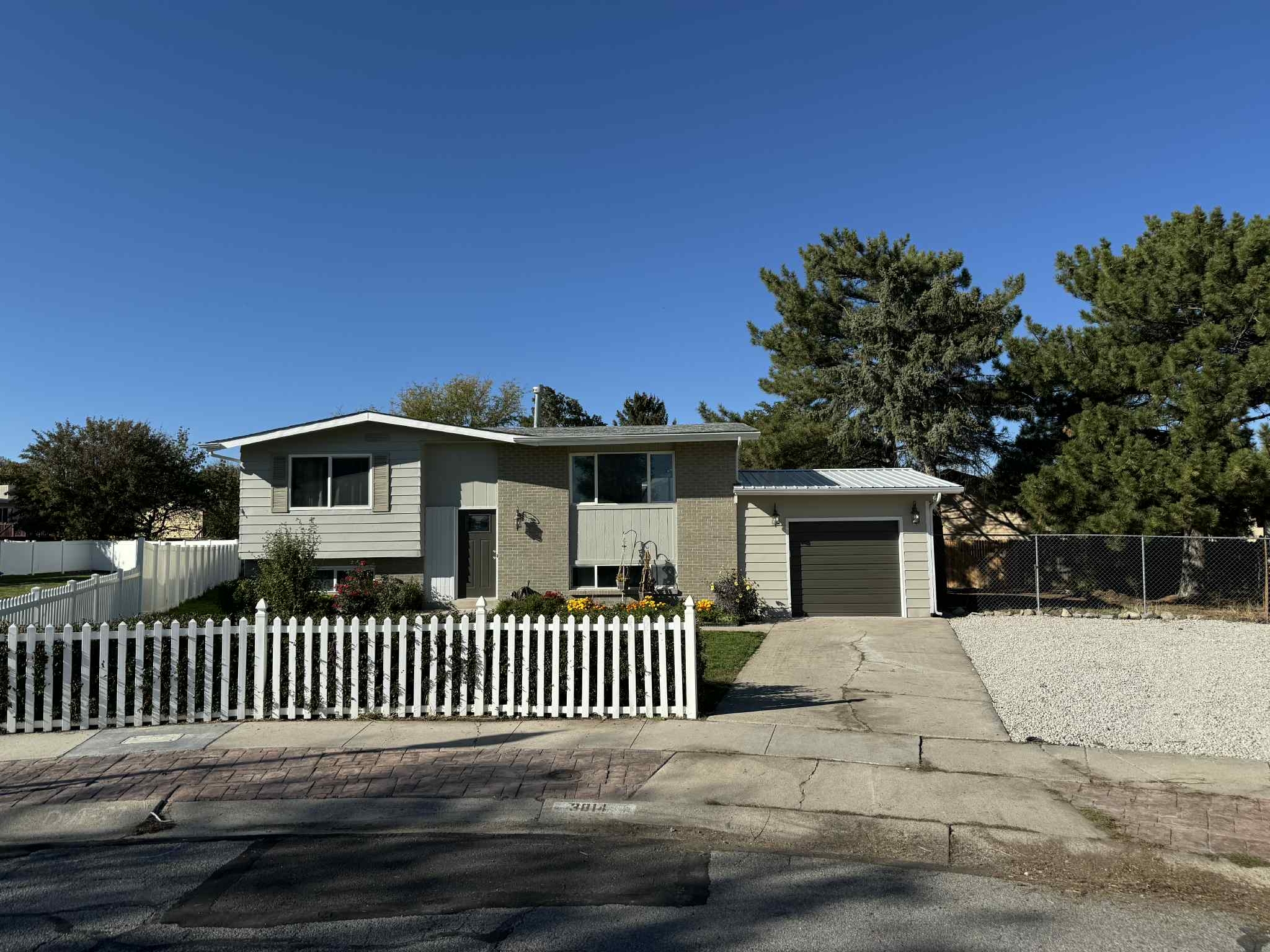 West Jordan House: 3814 W Mansfield Cir