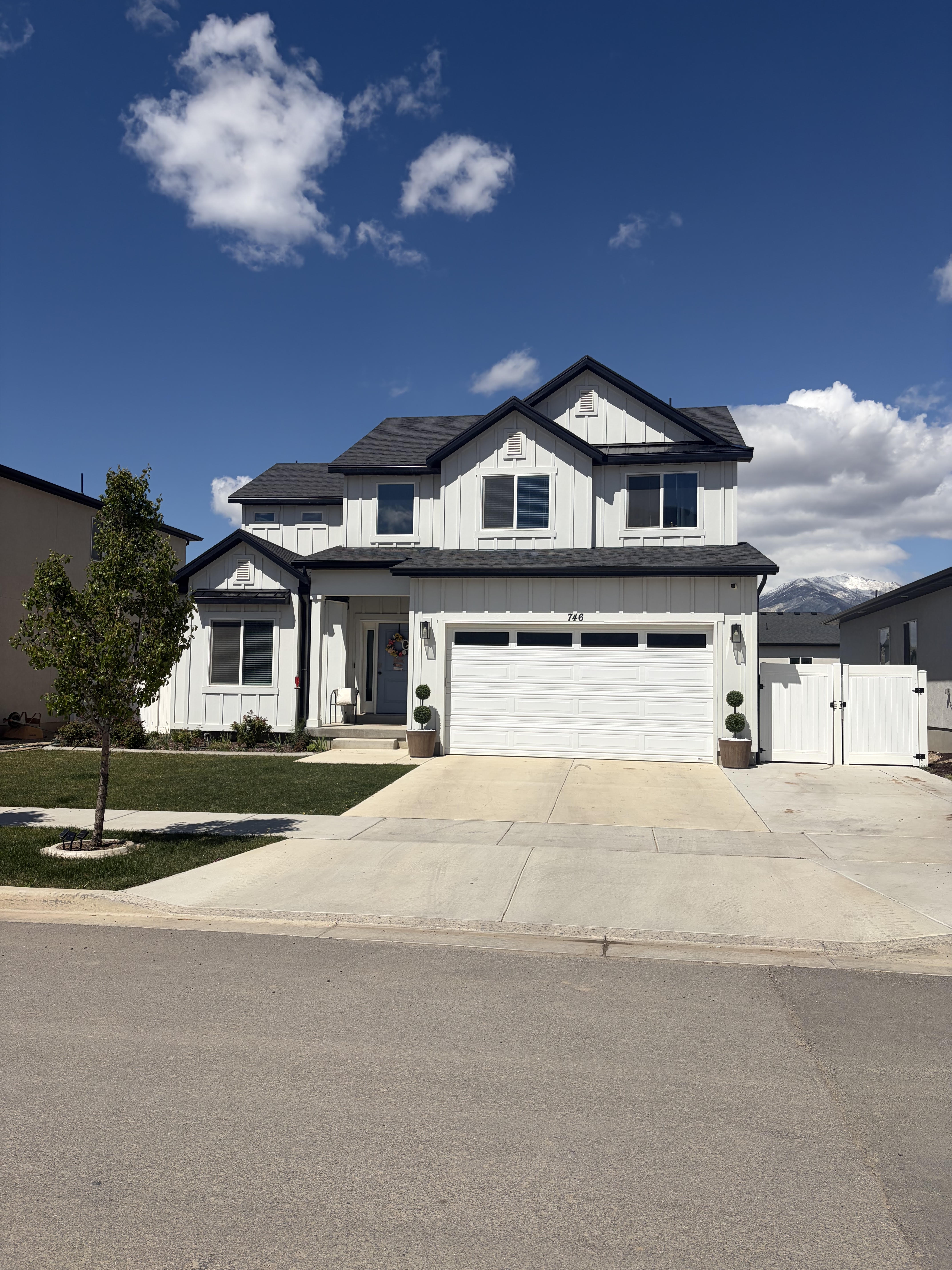 Mapleton House: 746 W Walnut Bark Ln