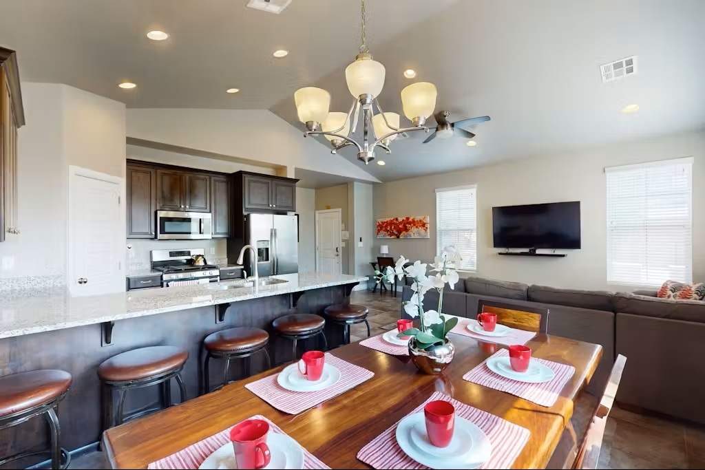 Washington Townhome: 1932 E Holiday Ln
