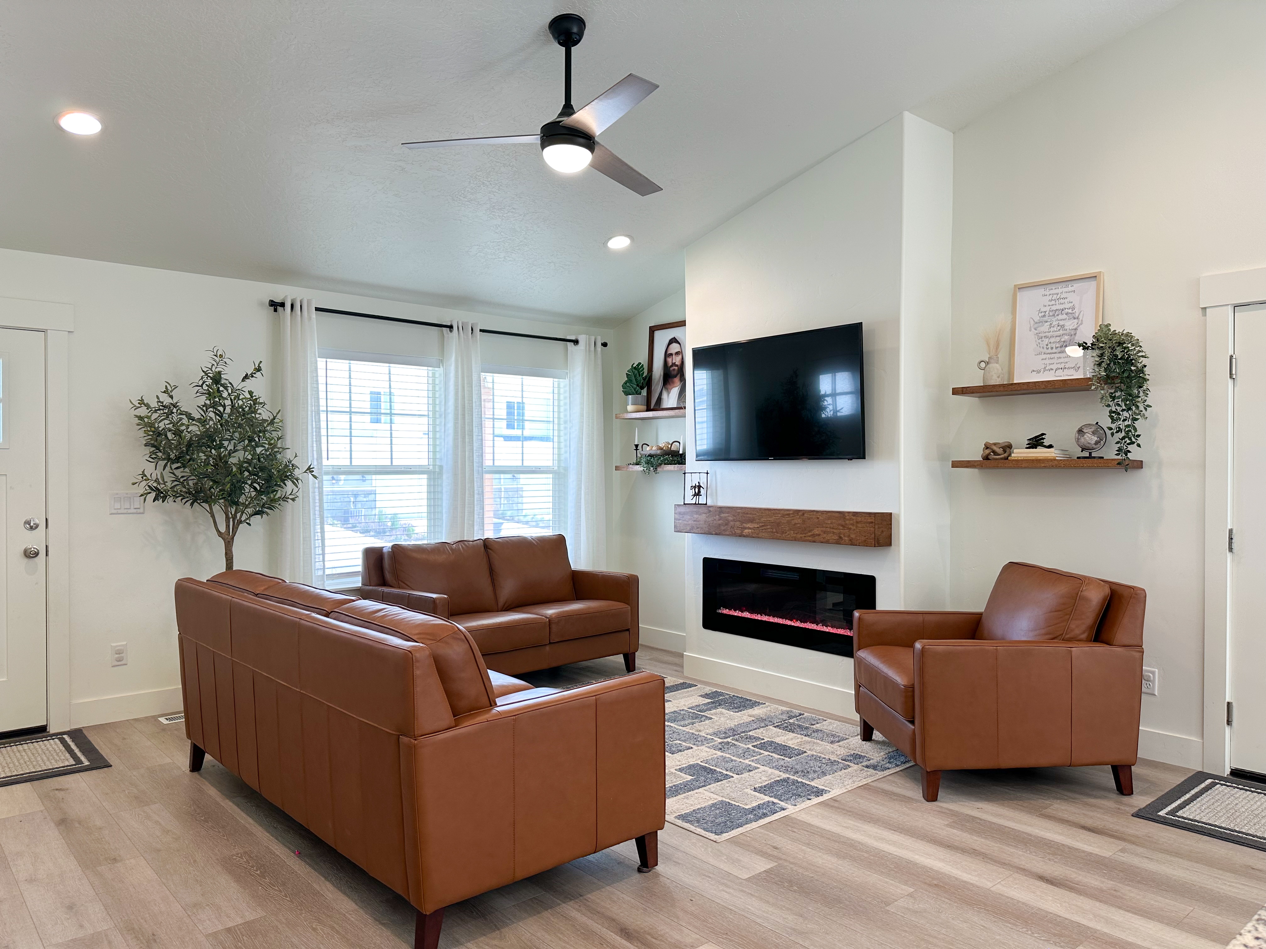 Santaquin House: 24 E 970 N