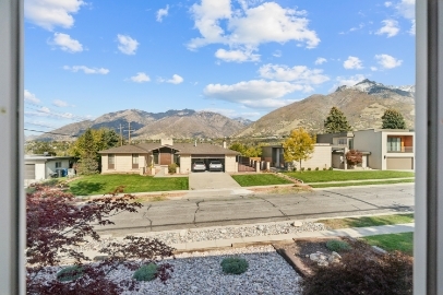 Sandy House: 8638 S Mount Majestic Rd