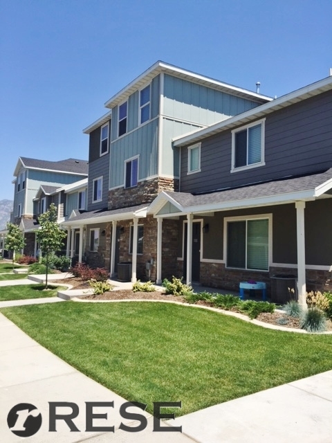 Vineyard Townhome: 734 E 150 N