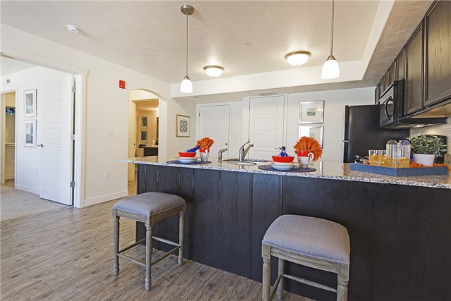 Murray Apartment: 4916 S Center St