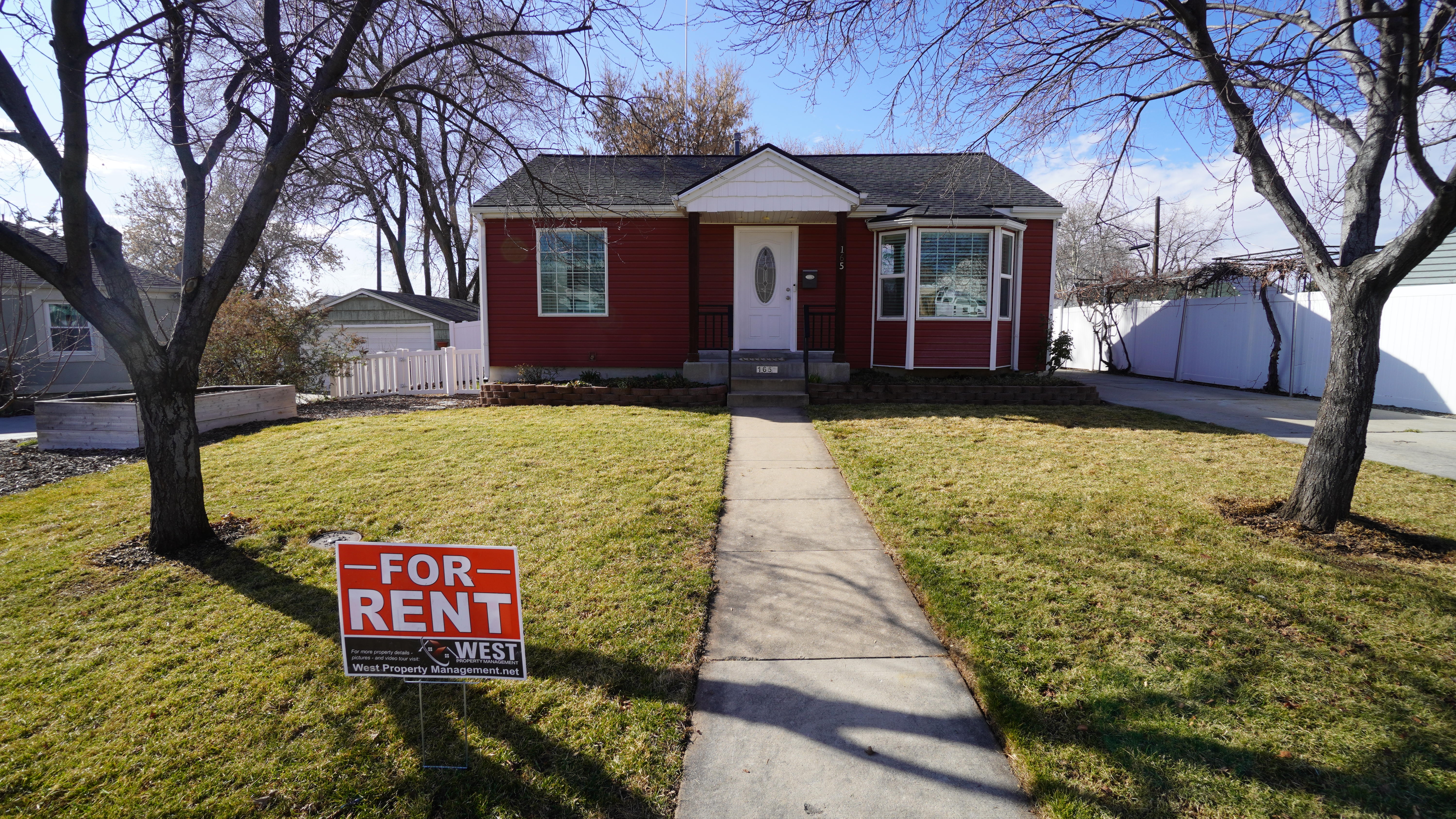 Clearfield House: 165 E Lakeview Dr