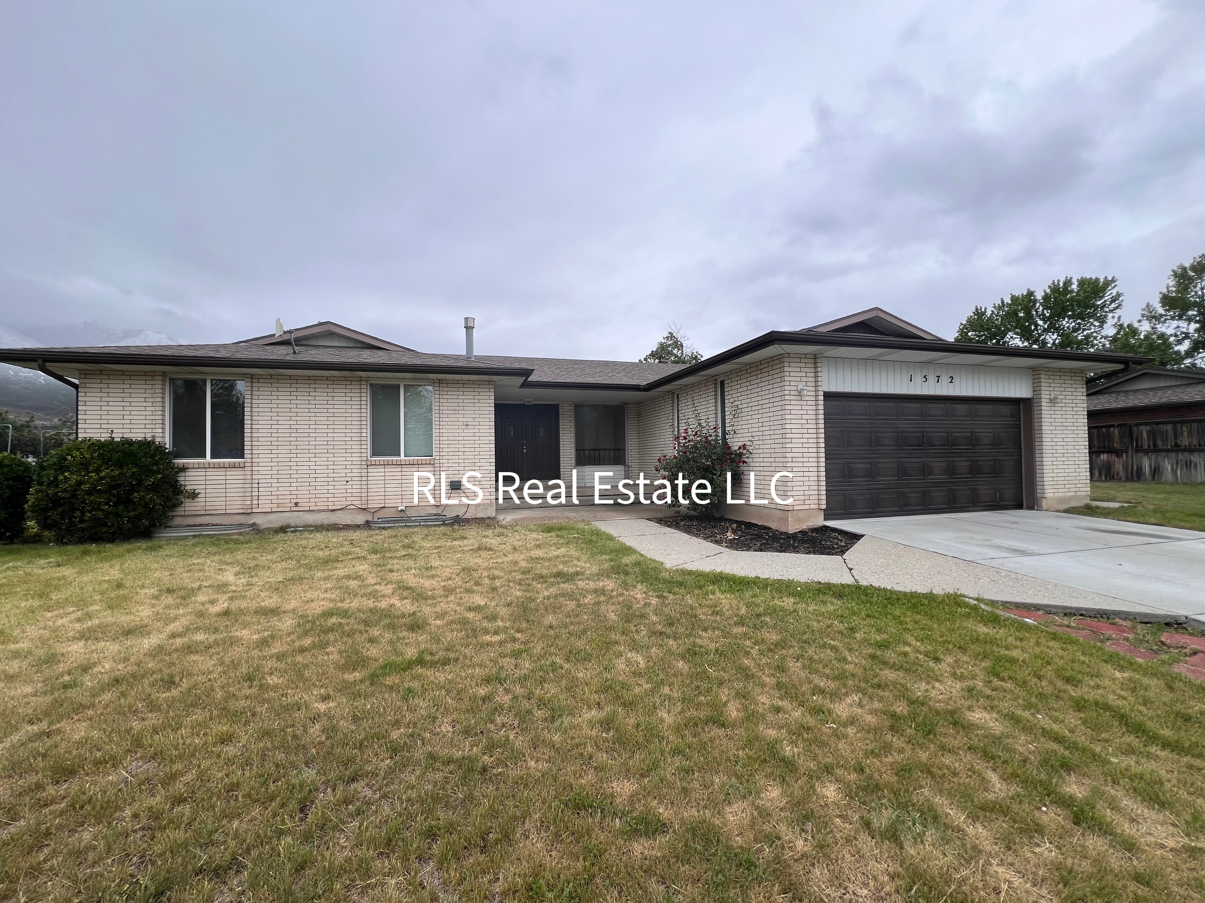 Sandy House: 1572 E Hidden Valley Rd