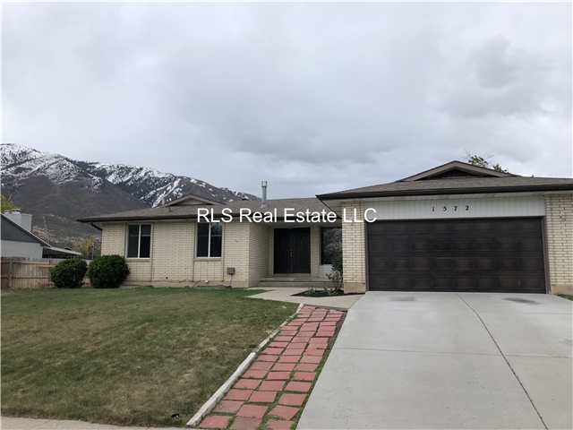 Sandy House: 1572 E Hidden Valley Rd